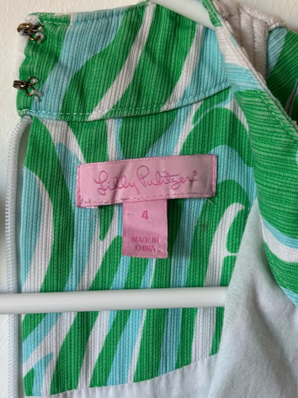 Sleeveless Green Wave-Print Shift Dress with Decorative Trim - Picture 12 of 14